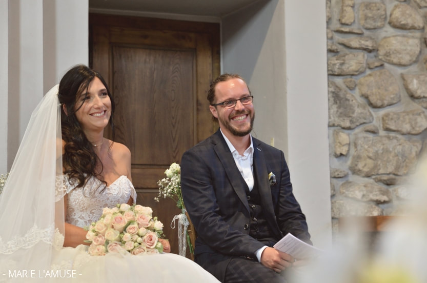 Mariage, Cérémonie, Rires des mariés à l'église, Larringes Haute Savoie 2020, Photographe Marie l'Amuse
