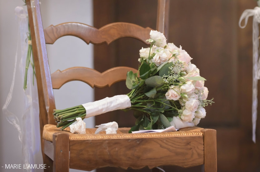 Mariage, Cérémonie, Bouquet de la mariée et mouchoirs, Larringes Haute Savoie 2020, Photographe Marie l'Amuse
