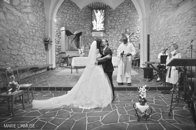 Mariage, Cérémonie, Le baiser des mariés lors de la célébration religieuse, Larringes Haute Savoie 2020, Photographe Marie l'Amuse
