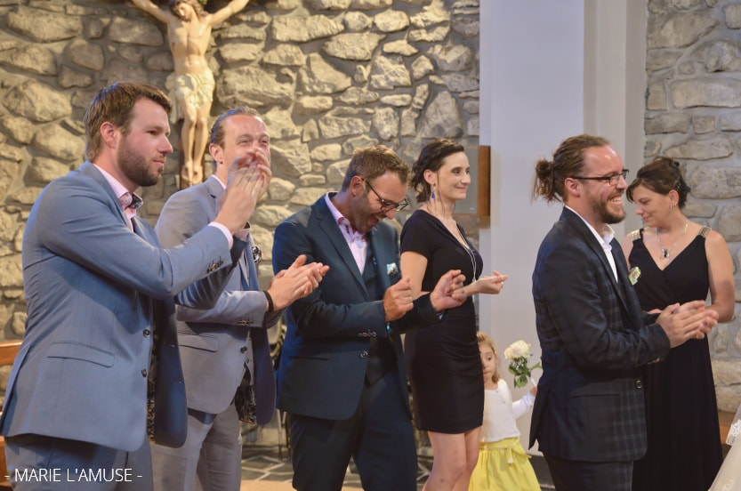 Mariage, Cérémonie, Les témoins et les mariés à l'église, Larringes Haute Savoie 2020, Photographe Marie l'Amuse
