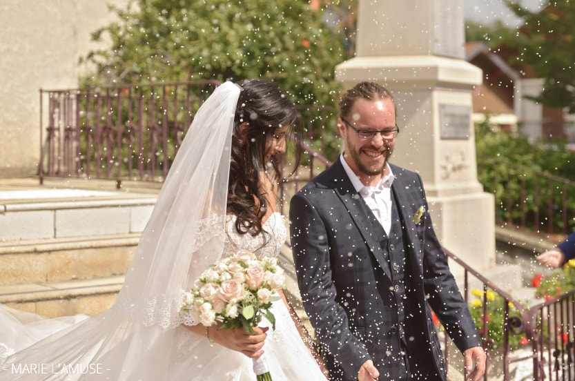 Mariage, Cérémonie, Sortie des mariés, riz à l'église, Larringes Haute Savoie 2020, Photographe Marie l'Amuse
