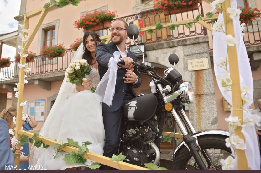 Mariage, Cérémonie, Les mariés sur une moto, Larringes Haute Savoie 2020, Photographe Marie l'Amuse
