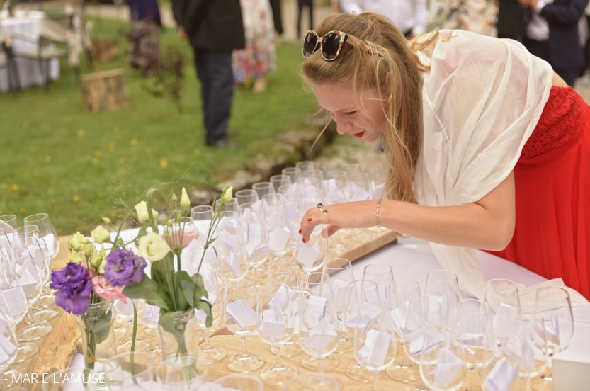 Mariage, Vin d'honneur, Une invitée cherche son verre personnalisé, Larringes Haute Savoie 2020, Photographe Marie l'Amuse
