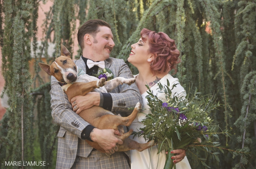 Mariage, Couple, Les mariés se sourient et le chien regarde la photo, Marignier Haute Savoie 2019, Photographe Marie l'Amuse