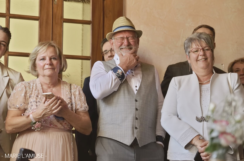 Mariage, Cérémonie, Célébration civile, le papa et les maman rient, Vailly Haute Savoie -2019, Photographe Marie l'Amuse

