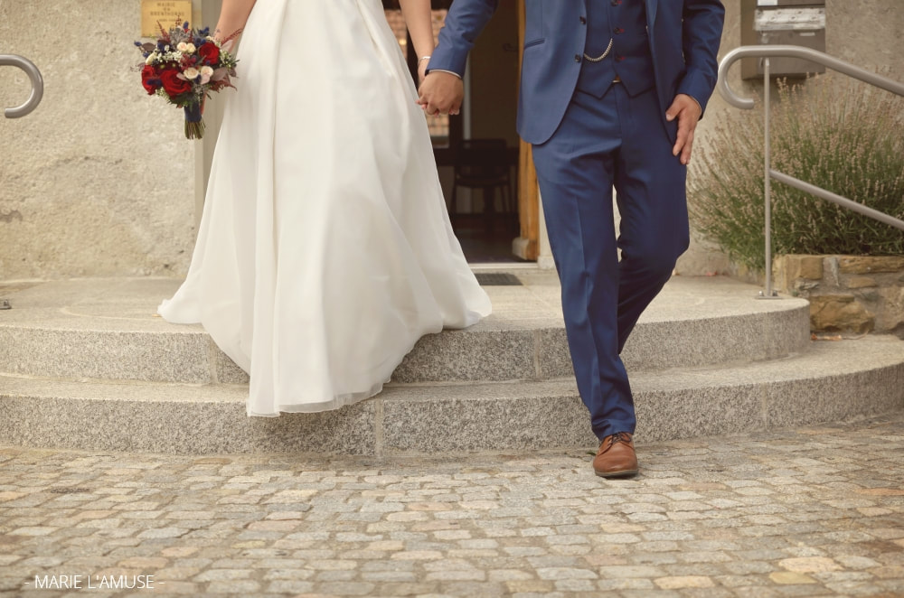 Mariage, Cérémonie, Les mariés descendent les marches de la mairie, Brenthonne Haute Savoie 2020, Photographe Marie l'Amuse
