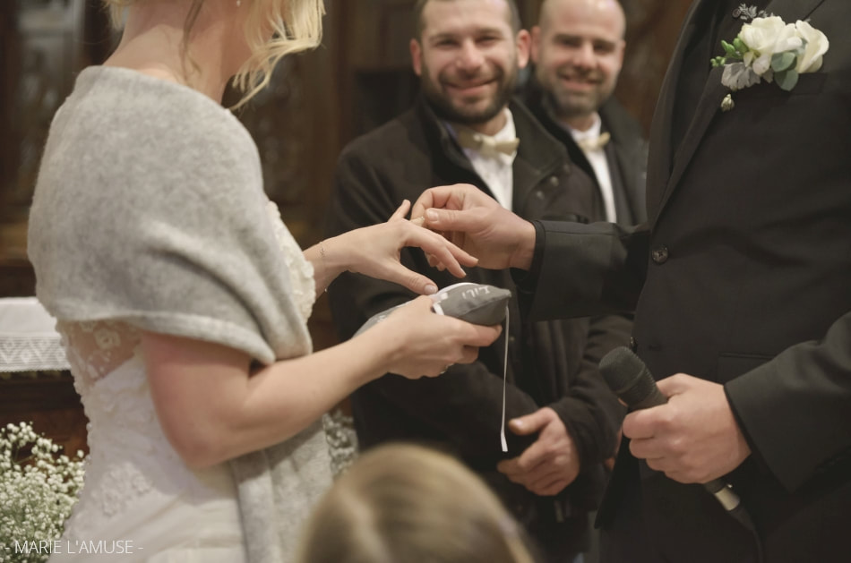 Mariage hivernal, Cérémonie, Echange des alliances lors de la célébration à l'église, Bellevaux Haute Savoie 2019, Photographe Marie l'Amuse