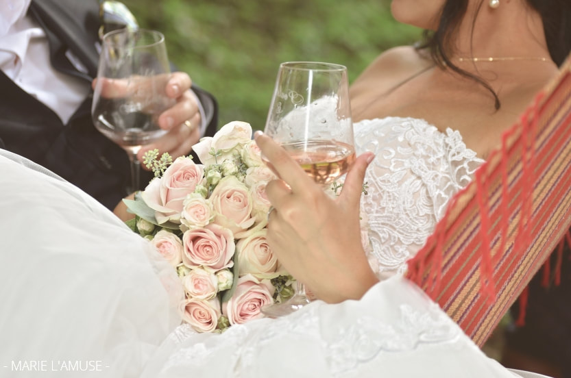 Mariage, Vin d'honneur, Verres des mariés et bouquet, Larringes Haute Savoie 2020, Photographe Marie l'Amuse