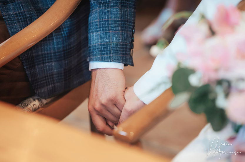 Idée d'élopement ou mariage intime : les mariés se tiennent par la main à la mairie par Marie l'Amuse photographe
