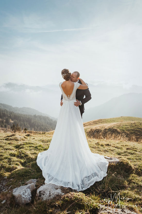 Idée d'élopement ou mariage intime : le couple en montagne dans les Alpes en pleine nature au col de Jouxplane par Marie l'Amuse photographe