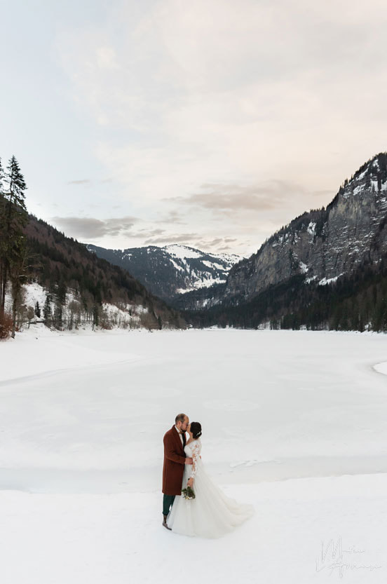 Idée d'élopement ou mariage intime : couple au lac de Montriond au Domaine du Baron en hiver dans la neige par Marie l'Amuse photographe