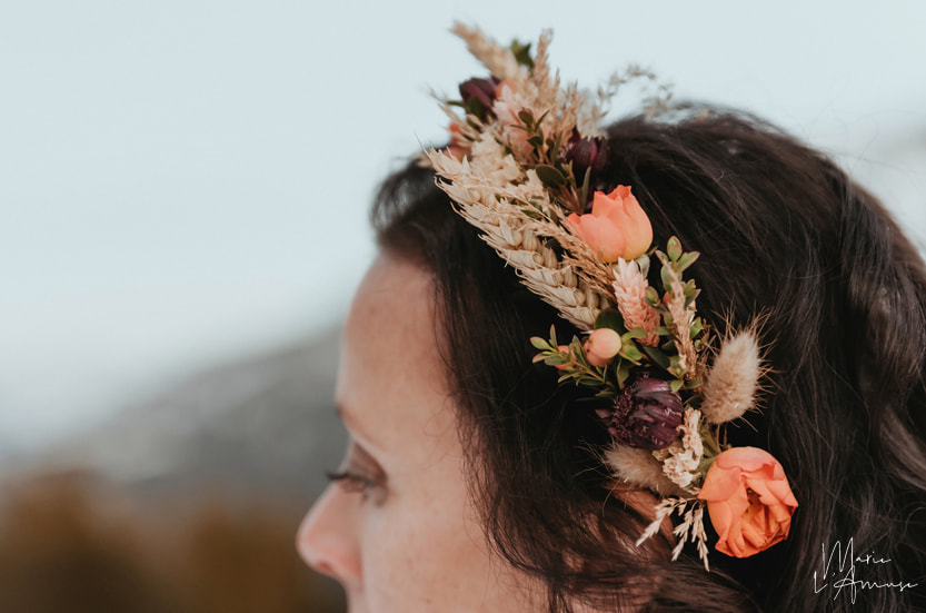 Idée d'élopement ou mariage intime : couronne de fleurs terracotta et champêtre pour un mariage en hiver par Marie l'Amuse photographe