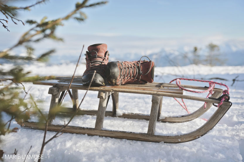 Idée d'élopement ou mariage intime : cérémonie en montagne en hiver avec luge et chaussures de randonnée par Marie l'Amuse photographe