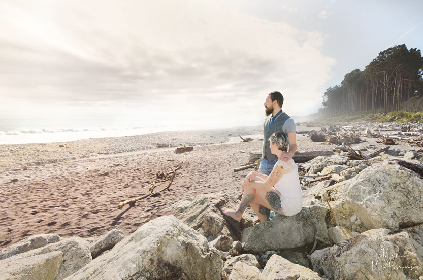 Idée d'élopement ou mariage intime : sur une plage en Nouvelle Zélande à Maori Beach par Marie l'Amuse photographe