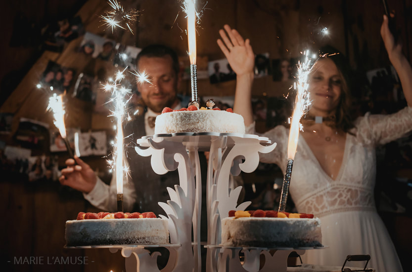 Mariage : la soirée et le gâteau au gîte du Passant au Reposoir en Haute-Savoie par Marie l'Amuse photographe