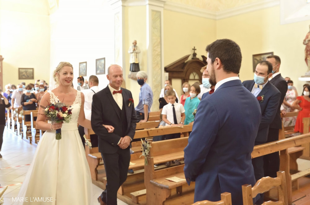 Mariage, Cérémonie, Entrée de la mariée avec son père à l'église, Brenthonne Haute Savoie 2020, Photographe Marie l'Amuse