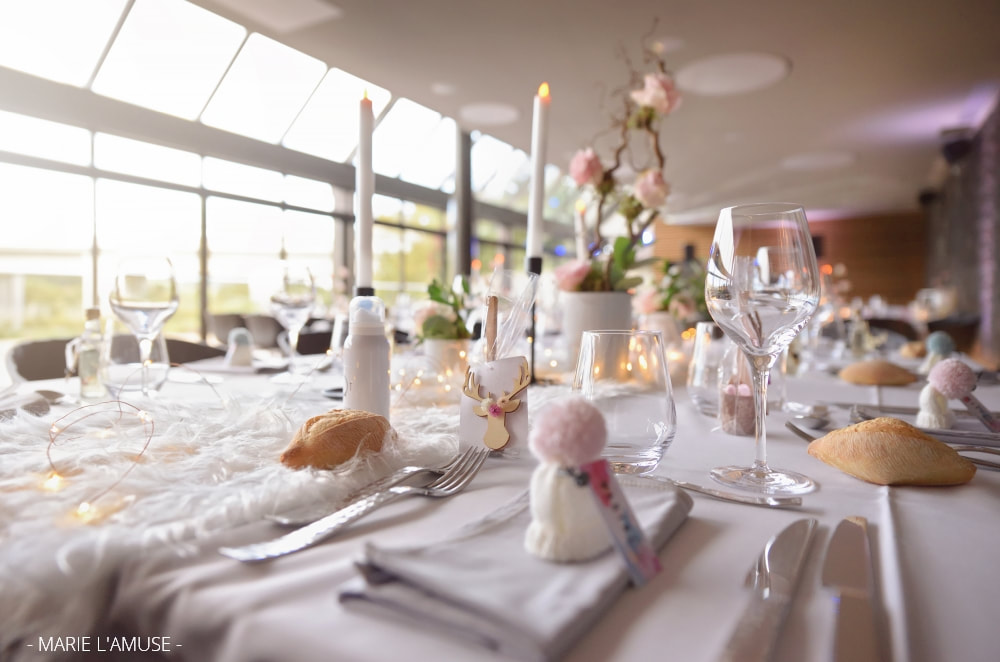 Mariage, Décoration, Tables du repas, bougies, roses, vert, blanc, Allonzier Haute Savoie 2020, Photographe Marie l'Amuse