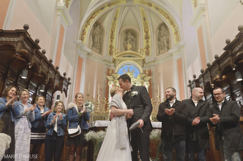 Mariage hivernal, Cérémonie, Les témoins et le baiser des mariés lors de la célébration religieuse, Bellevaux Haute Savoie 2019, Photographe Marie l'Amuse