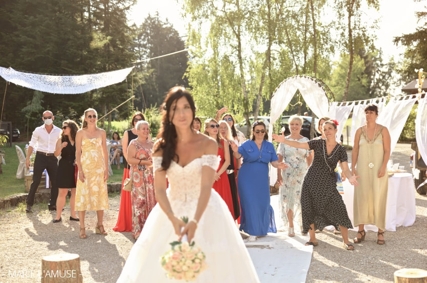 Mariage, Vin d'honneur, Le lancer de bouquet de la mariée, Larringes Haute Savoie 2020, Photographe Marie l'Amuse