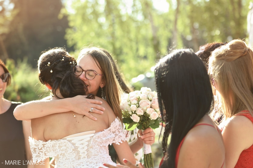 Mariage, Vin d'honneur, Une ivitée a attrapé le bouquet de mariée, Larringes Haute Savoie 2020, Photographe Marie l'Amuse
