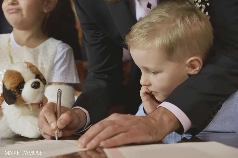 Mariage, Cérémonie, Célébration à la mairie, un enfant regarde la signature du marié, Vailly Haute Savoie -2019, Photographe Marie l'Amuse
