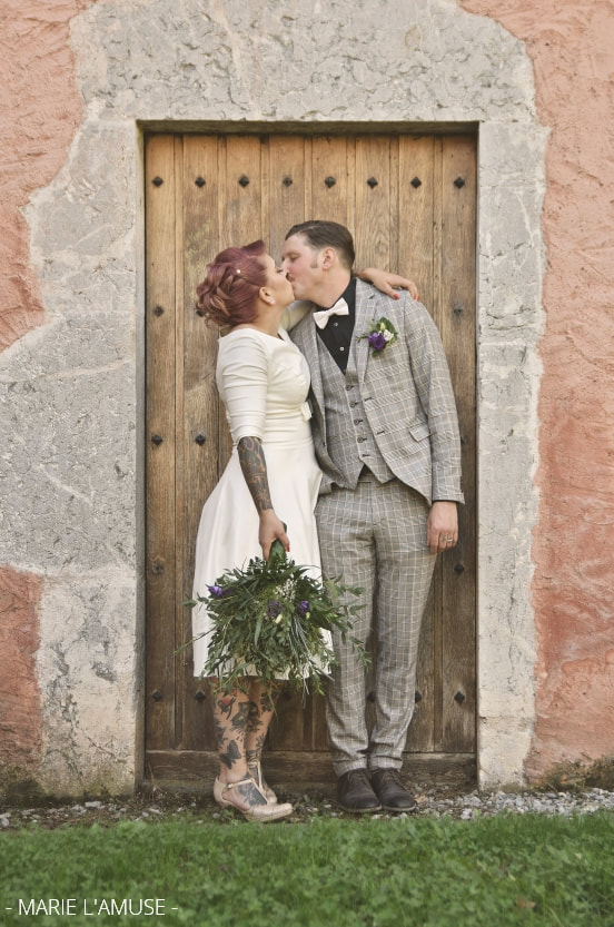 Mariage, Couple, Les mariés s'embrassent, robe et costume vintage 50, Marignier Haute Savoie 2020, Photographe Marie l'Amuse

