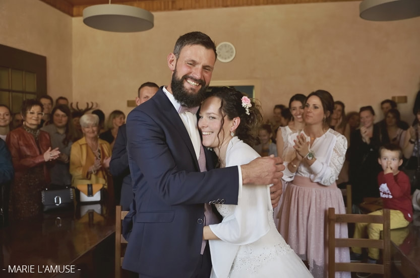 Mariage, Cérémonie, Les mariés se tiennent dans les bras lors de la célébration civile, Vailly Haute Savoie -2019, Photographe Marie l'Amuse
