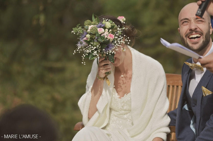 Mariage, Cérémonie, La mariée rit et se cache derrière son bouquet, Bellevaux Haute Savoie-2019, Photographe Marie l'Amuse