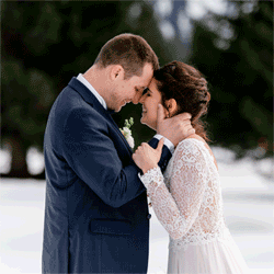 Image animée d'un couple qui s'embrasse lors d'un mariage intime en hiver à Avoriaz dans les Alpes