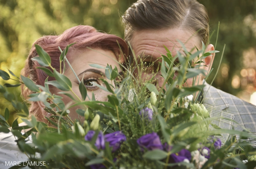 Mariage, Couple, Le couple se cache derrière le bouquet de mariée vert et violet, Marignier Haute Savoie 2019, Photographe Marie l'Amuse
