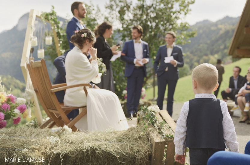 Mariage, Cérémonie, Un enfant de dos regarde la célébration laïque, Bellevaux Haute Savoie-2019, Photographe Marie l'Amuse
