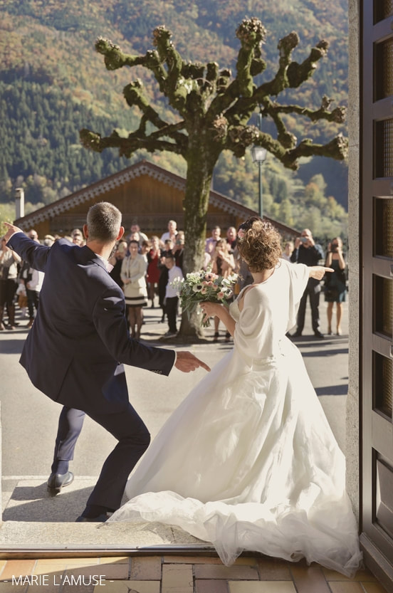 Mariage, Cérémonie, Les époux font les fous à la sortie de la mairie, Vailly Haute Savoie -2019, Photographe Marie l'Amuse
