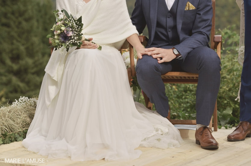 Mariage, Cérémonie, Robe et costume des mariés assis lors de la célébration laique, Bellevaux Haute Savoie-2019, Photographe Marie l'Amuse
