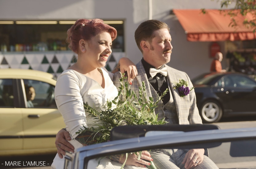 Mariage, Couple, Les mariés posent dans la voiture décapotable, Marignier Haute Savoie 2019, Photographe Marie l'Amuse
