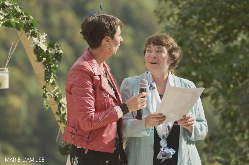 Mariage, Cérémonie, Chanson des mamans des époux lors de la célébration laïque, Bellevaux Haute Savoie-2019, Photographe Marie l'Amuse