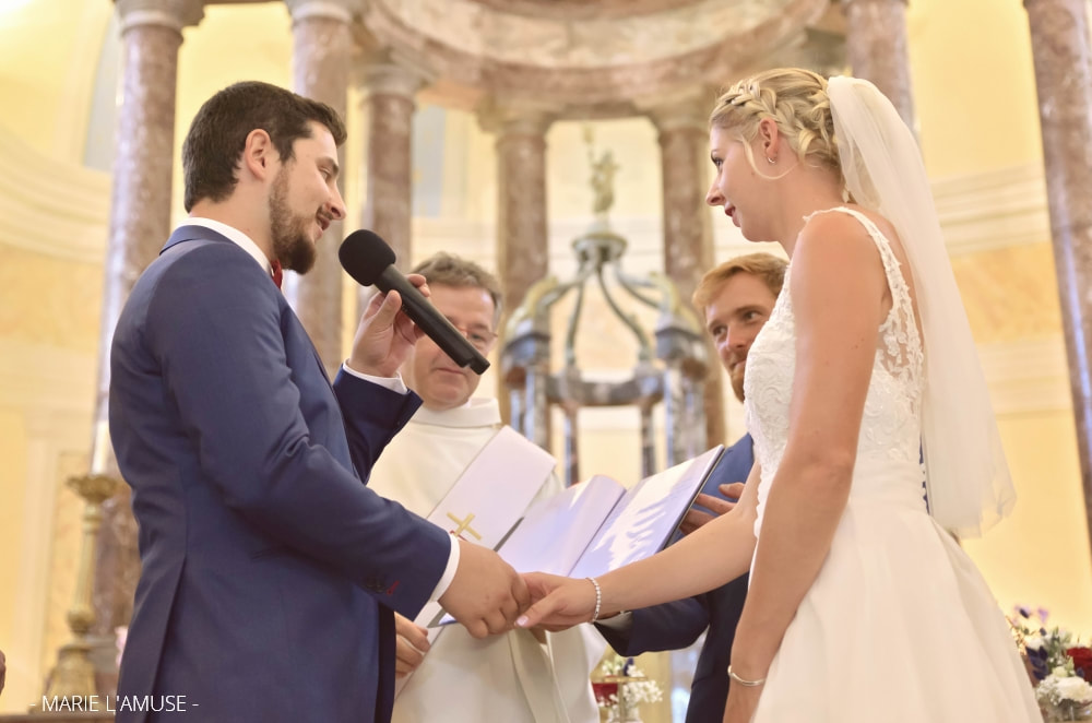 Mariage, Cérémonie, Echange de vœux lors de la célébration religieuse, Brenthonne Haute Savoie 2020, Photographe Marie l'Amuse
