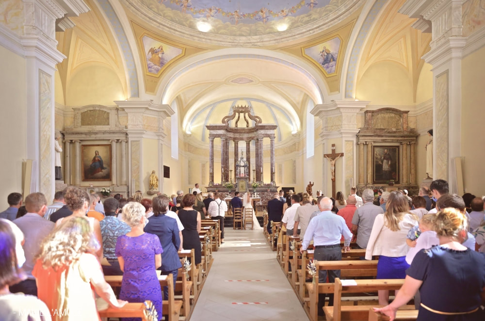 Mariage, Cérémonie, Les mariés et les invités à l'église, Brenthonne Haute Savoie 2020, Photographe Marie l'Amuse

