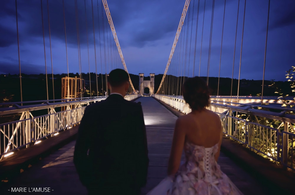 Mariage, Portrait, Le couple de dos de nuit sur le pont de la Caille, Allonzier Haute Savoie 2020, Photographe Marie l'Amuse
