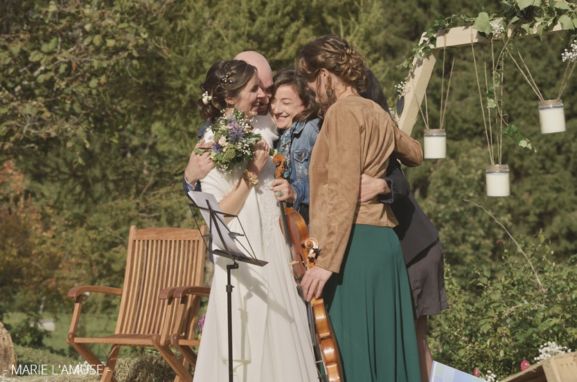Mariage, Cérémonie, Les mariés et leurs témoins dans les bras lors de la célébration laïque, Bellevaux Haute Savoie-2019, Photographe Marie l'Amuse
