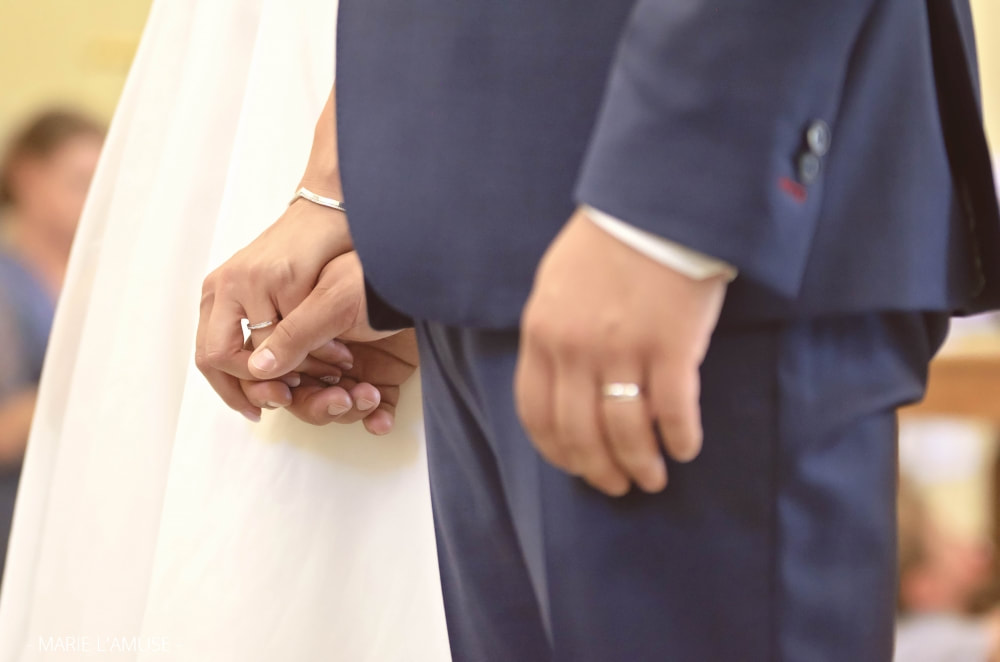 Mariage, Couple, Mains et alliances des mariés à l'église, Brenthonne Haute Savoie 2020, Photographe Marie l'Amuse
