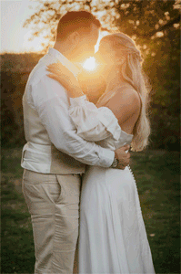 Gif animé de jeunes mariés qui s'embrassent au coucher du soleil durant la Golden Hour en Haute-Savoie