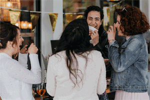 Une mariée rit avec ses témoins pendant une réception au lac d'Annecy