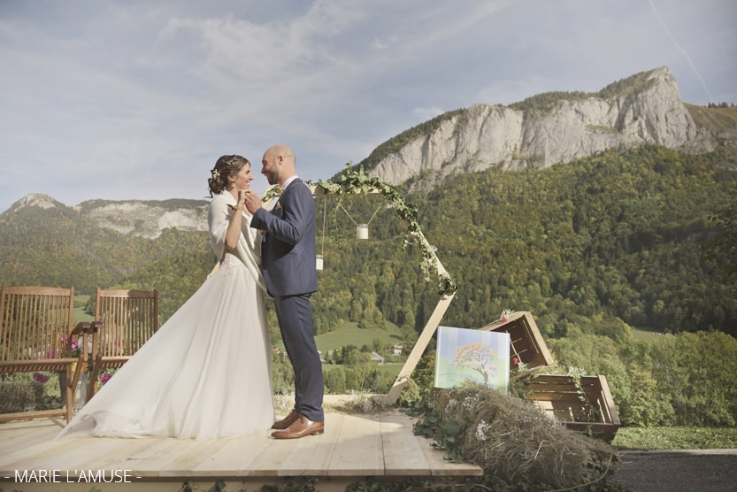 Mariage, Cérémonie, Les mariés devant le paysage de montagnes lors de la célébration laïque, Bellevaux Haute Savoie-2019, Photographe Marie l'Amuse