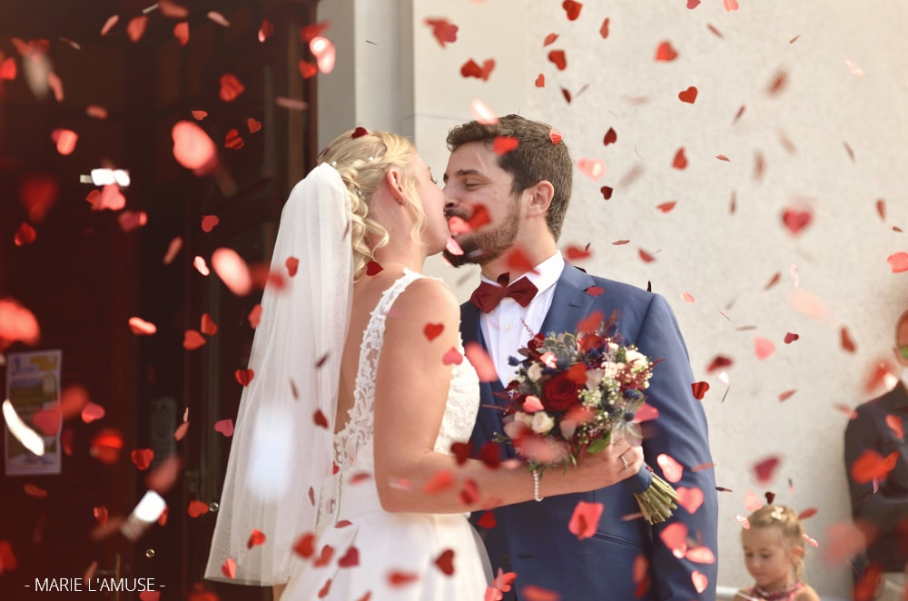 Mariage, Couple, Sortie d'église et canons à confettis de cœurs rouges, Brenthonne Haute Savoie 2020, Photographe Marie l'Amuse
