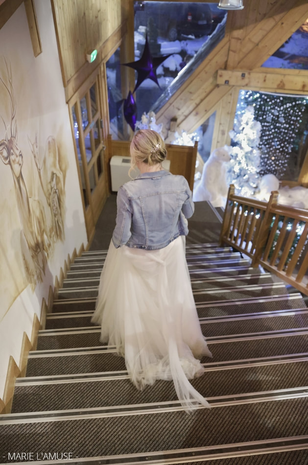 Mariage hivernal, Vin d'honneur, La mariée descend les marches de l'hôtel le Crêt, Morzine Haute Savoie 2019, Photographe Marie l'Amuse