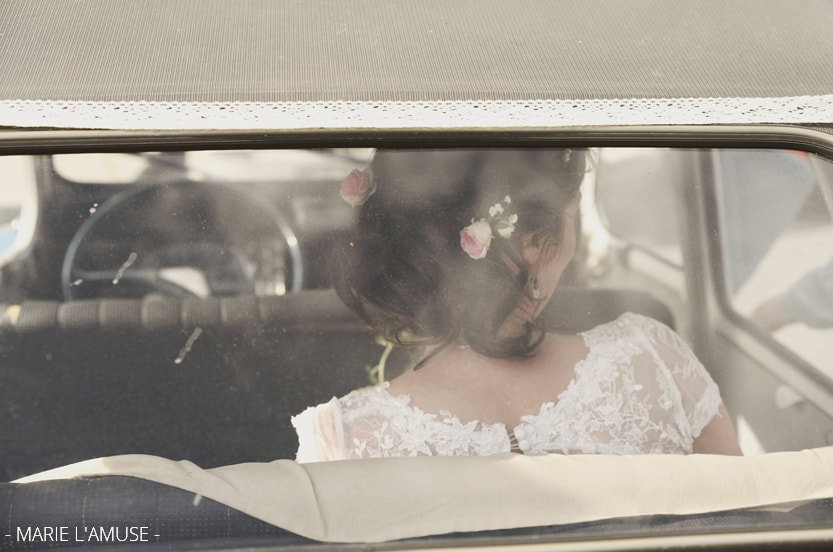 Mariage, Décoration, Mariée de dos dans la voiture, Bellevaux Haute Savoie-2019, Photographe Marie l'Amuse
