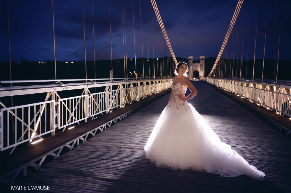 Mariage, Portrait, La mariée et sa robe de nuit sur le pont de la Caille, Allonzier Haute Savoie 2020, Photographe Marie l'Amuse