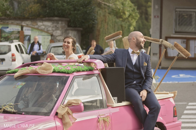 Mariage, Ambiance, Les mariés sur la voiture balai, Bellevaux Haute Savoie-2019, Photographe Marie l'Amuse
