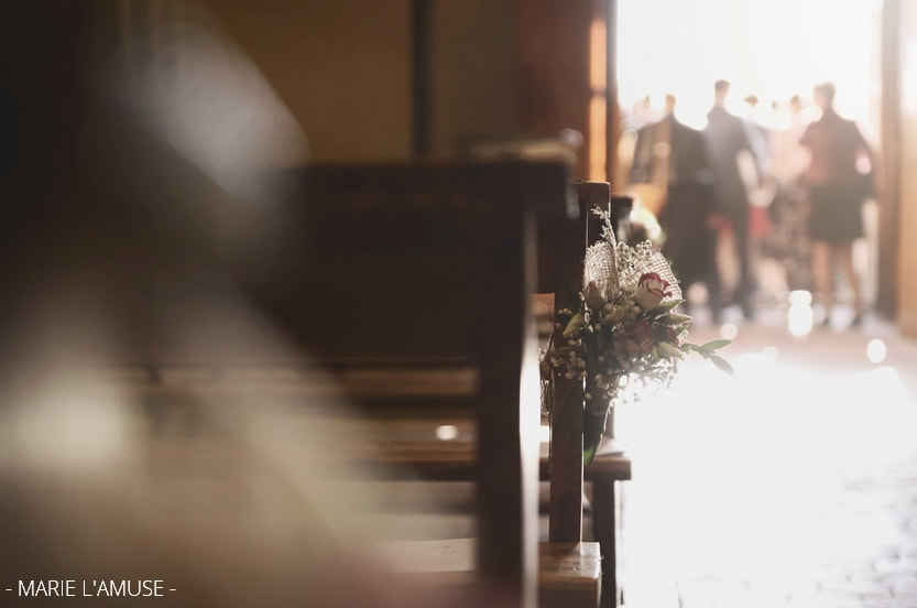 Mariage, Cérémonie, Célébration religieuse, décoration florale de bout de banc à l'église, Vailly Haute Savoie -2019, Photographe Marie l'Amuse