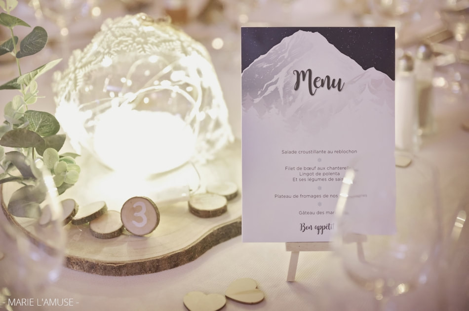 Mariage hivernal, Décoration, Menu sur la table, rondins en bois et guirlandes lumineuses, Morzine Haute Savoie 2019, Photographe Marie l'Amuse